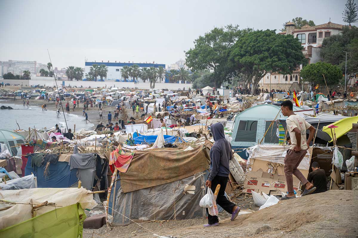 Varios inmigrantes acampados en la playa, a 5 de septiembre de 2026, en Ceuta