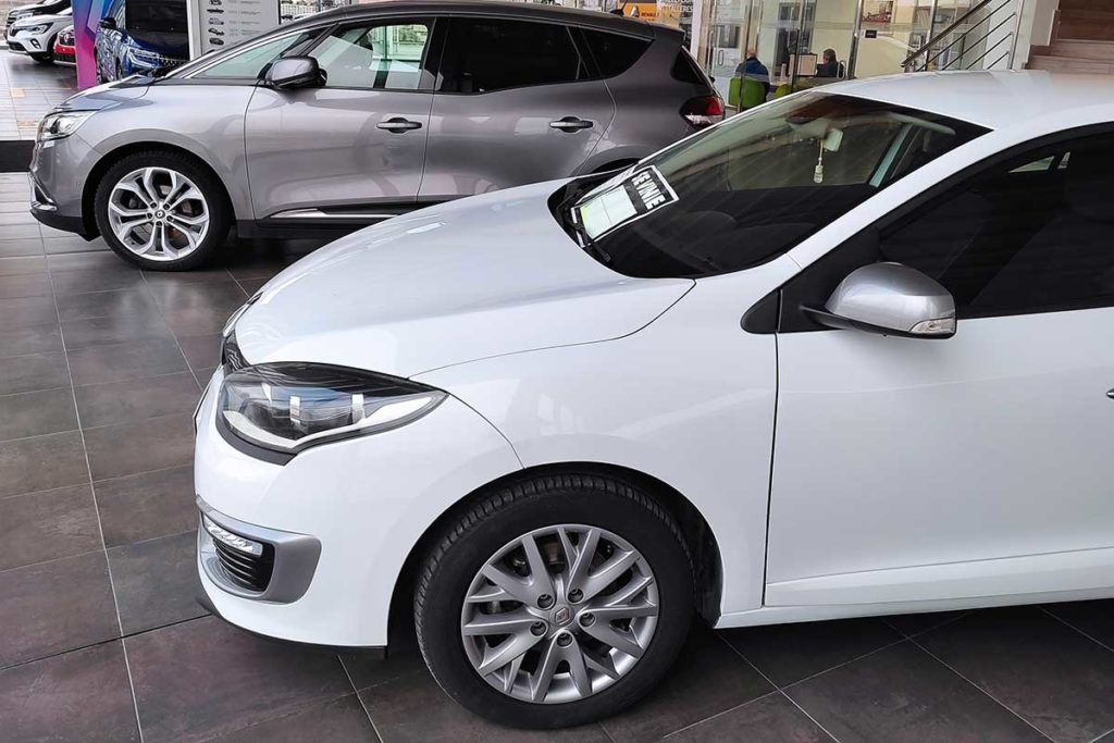 Coche de ocasión en un concesionario
