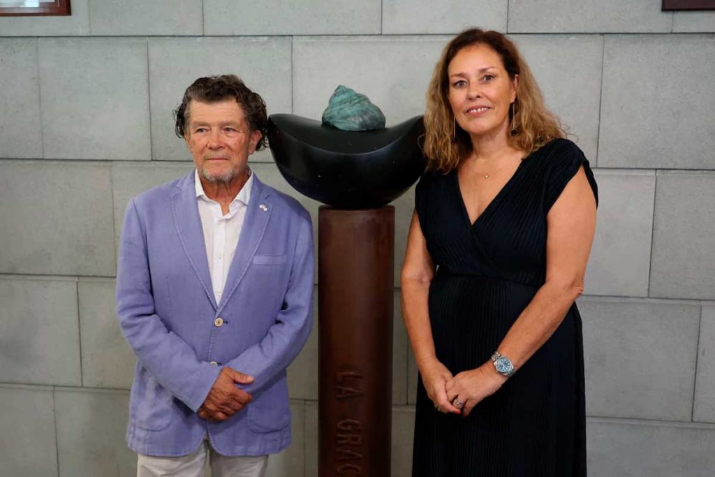 Escultura de La Graciosa en el Parlamento de Canarias