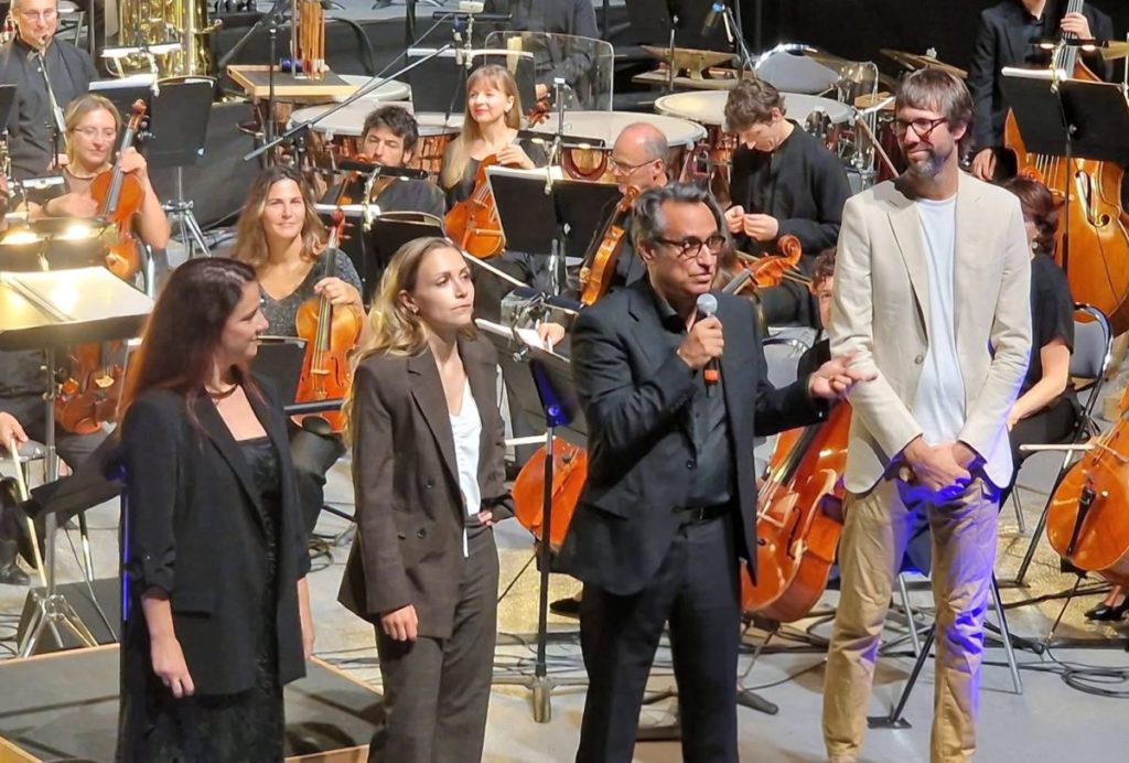 Diego Navarro presentó al público que llenó el Velódromo de San Sebastián su música para 'Winnipeg, el barco de la esperanza'.