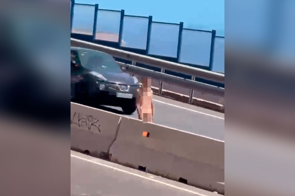 Un hombre camina completamente desnudo por la TF-1