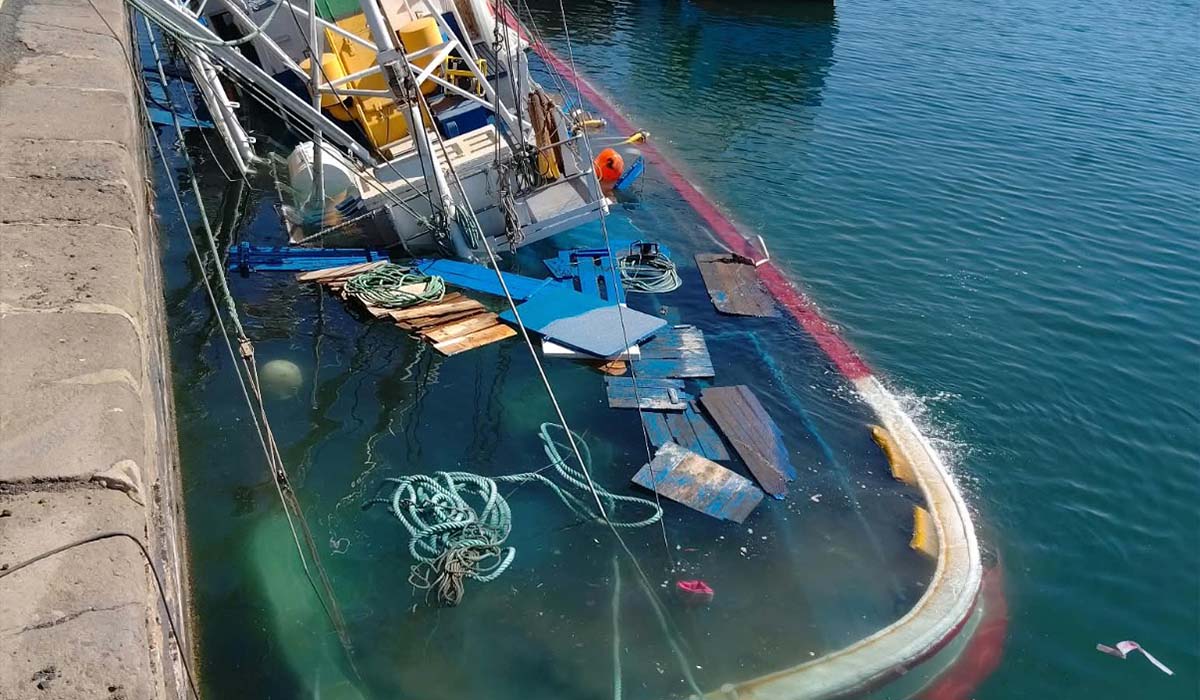 Prealerta por contaminación marina tras hundirse un pesquero con 10.000 litros de gasoil en Lanzarote