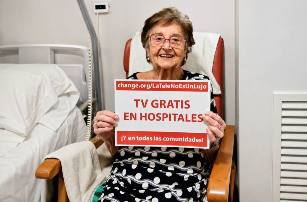 La lucha de Cristo para acabar con los 3,80 euros diarios por ver la tele en La Candelaria: “Obligados a pagar por encontrar un respiro”