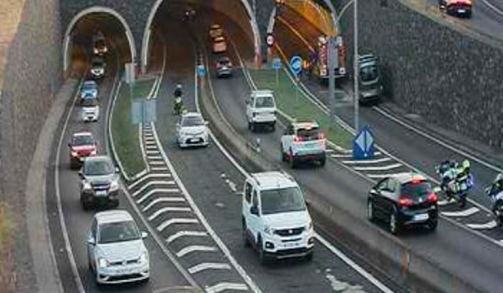 Arde una microguagua en el túnel de conexión con la TF-5: vía cortada y tráfico parado