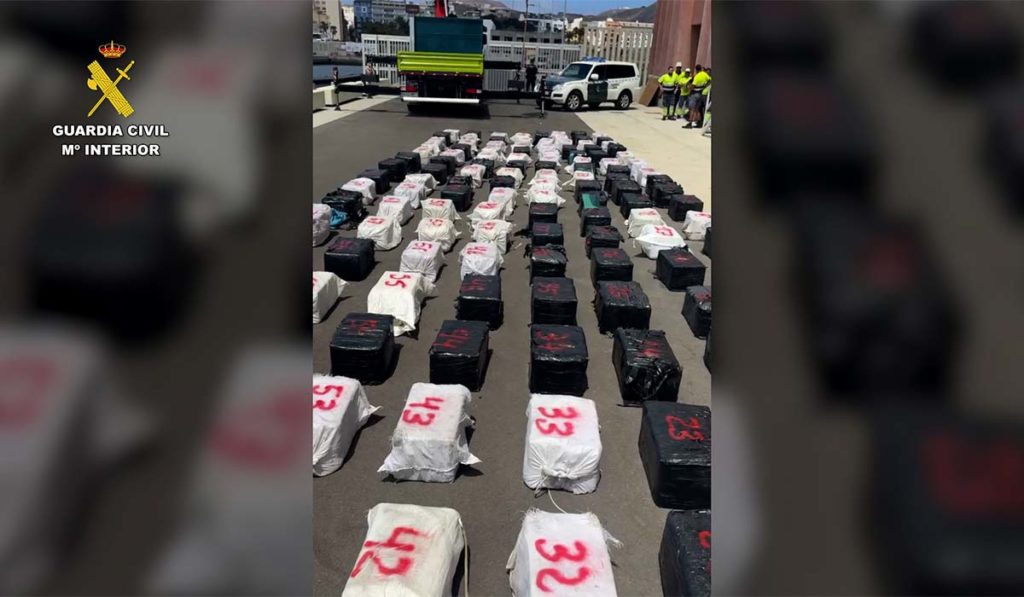 Persecución en alta mar en Canarias: más tres toneladas de cocaína, un fusil y una ametralladora