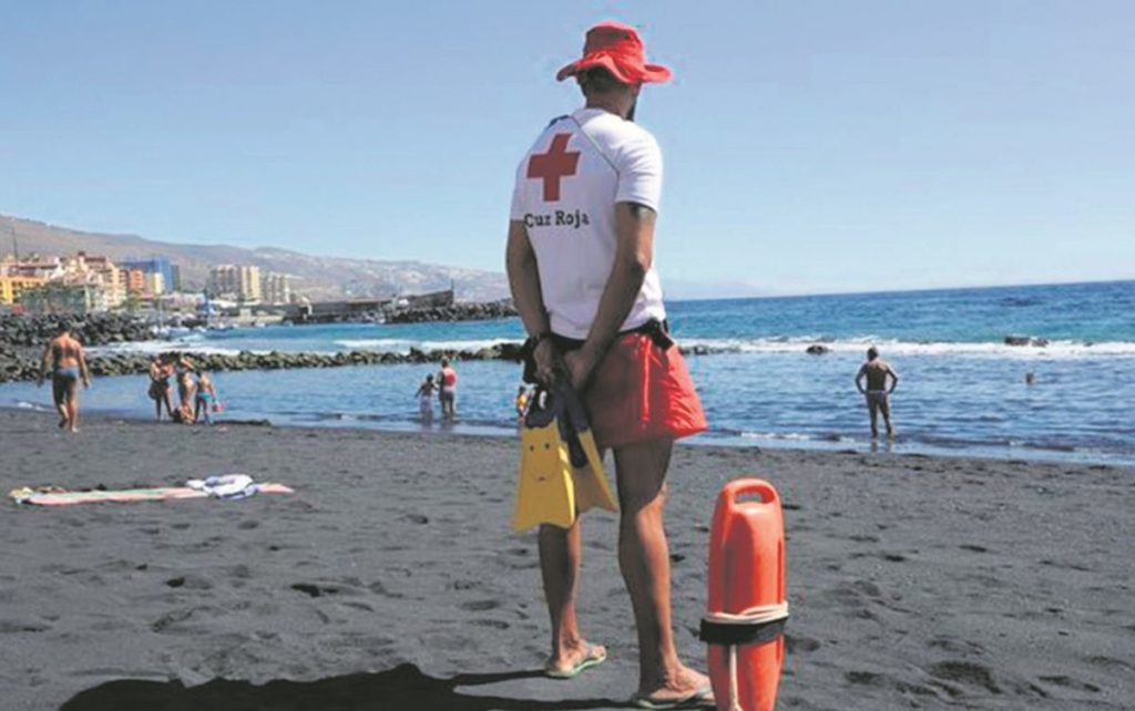 Un socorrista vela por la seguridad en una playa de Canarias. DA