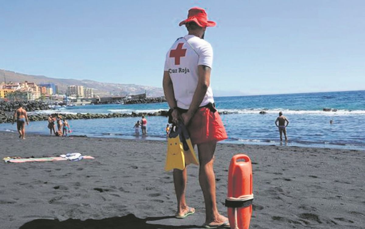 Un socorrista vela por la seguridad en una playa de Canarias. DA