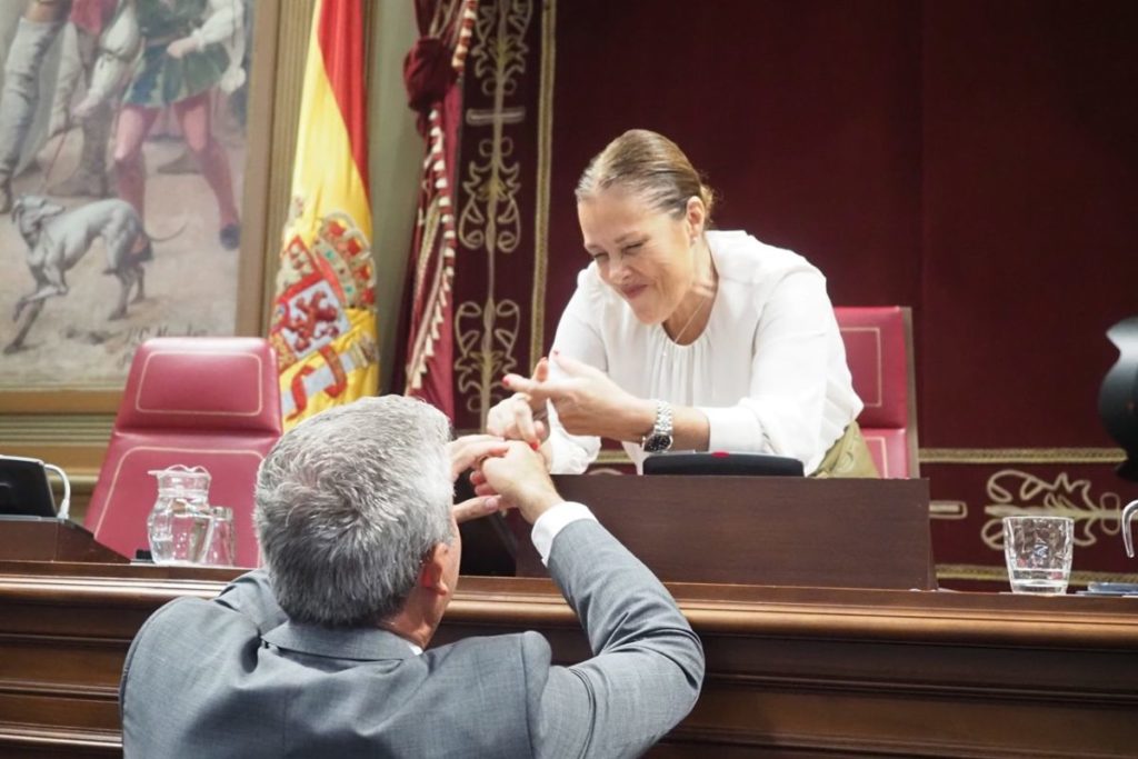 Manuel Domínguez y Astrid Pérez en el Parlamento de Canarias tras el anuncio del relevo de la presidenta de la Cámara regional en el PP de Lanzarote