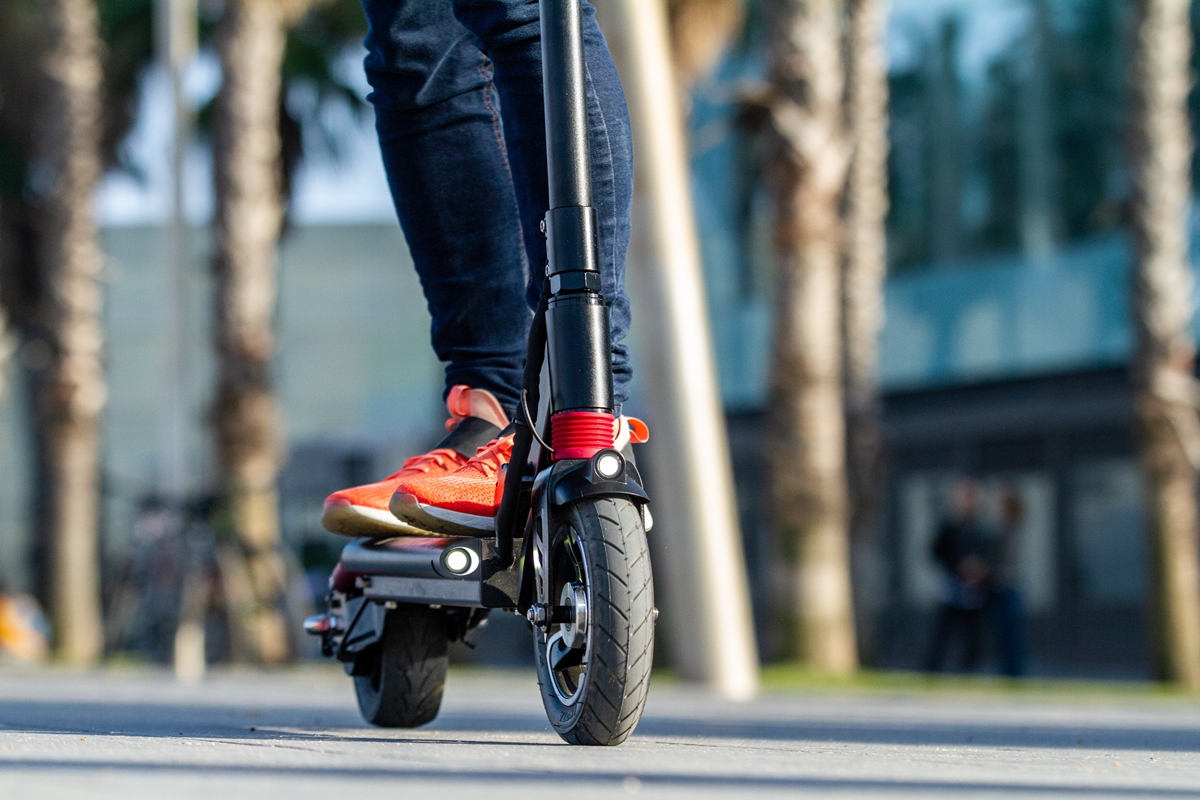 La advertencia de OCU a quienes usan patinete eléctrico: hasta 1.220 euros de multa si no cumples con estos requisitos