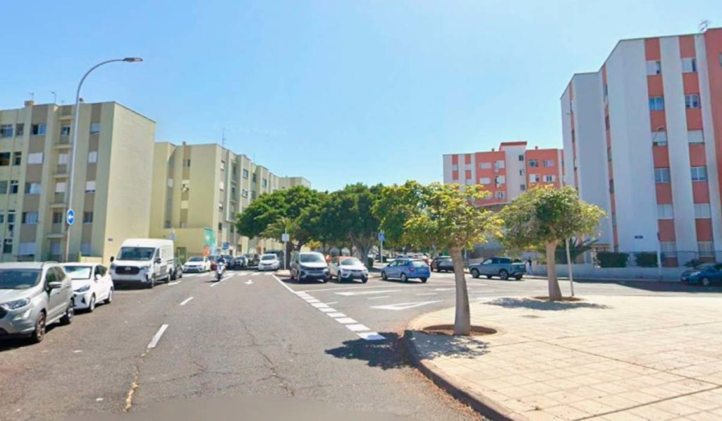 Cae de un edificio hacia la vía pública en Añaza: la víctima, hospitalizada