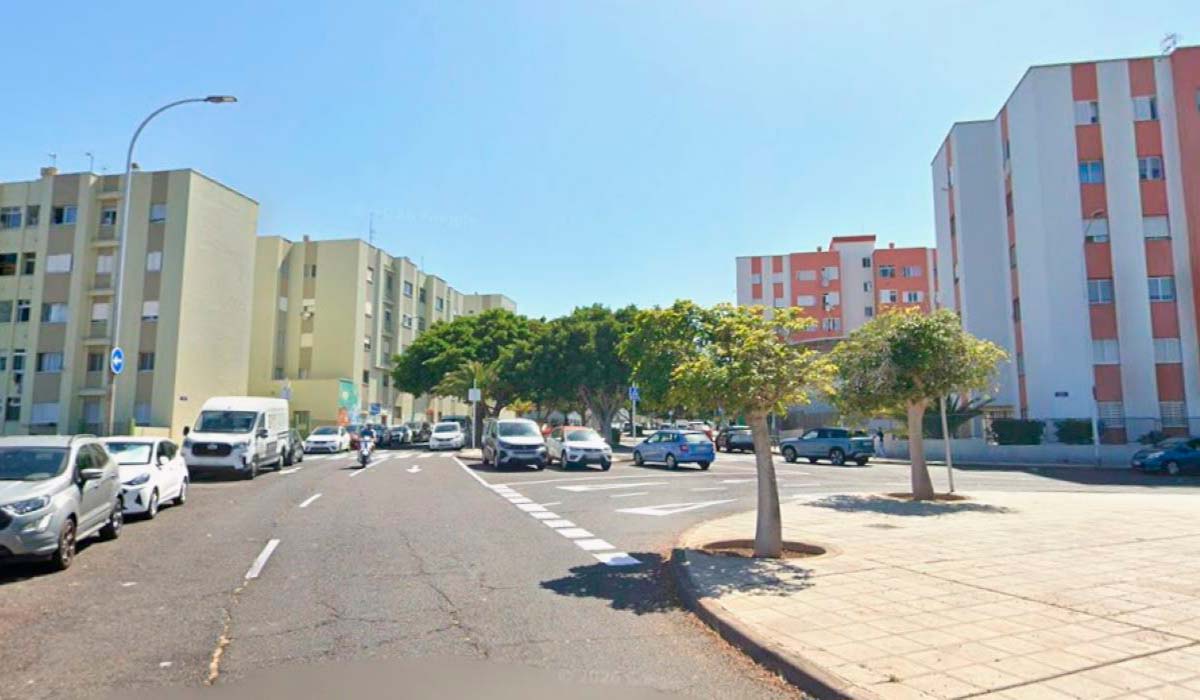 Cae de un edificio hacia la vía pública en Añaza: la víctima, hospitalizada