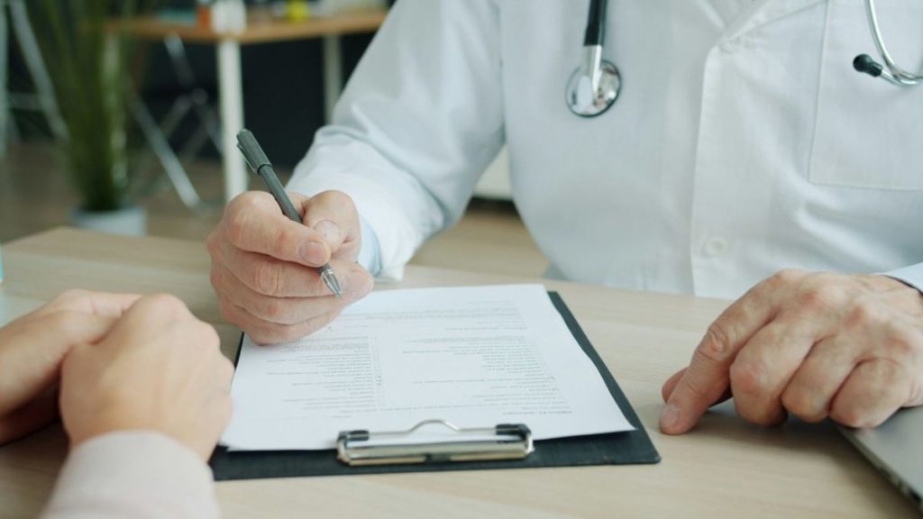 Un paciente en una consulta médica en una imagen de recurso
