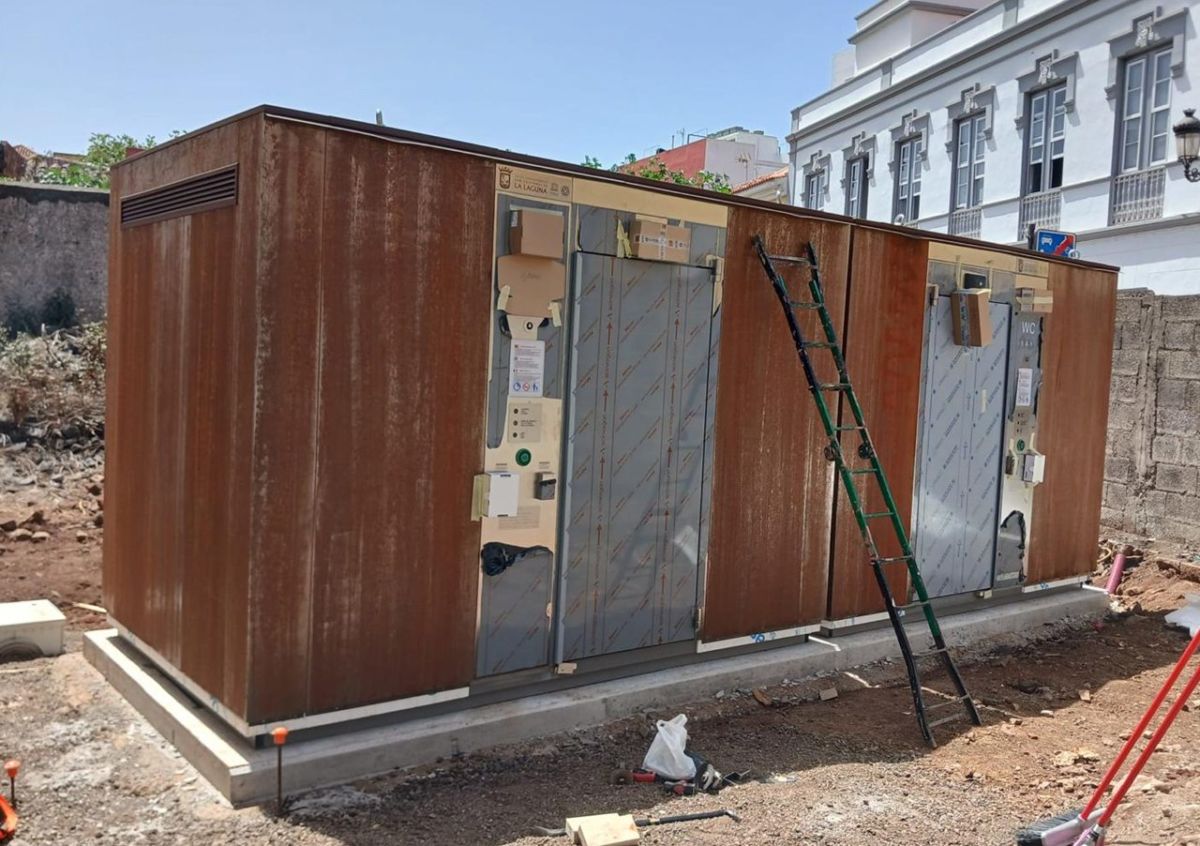 Nuevos baños públicos autolimpiables instalados en el casco histórico de San Cristóbal de La Laguna, Tenerife