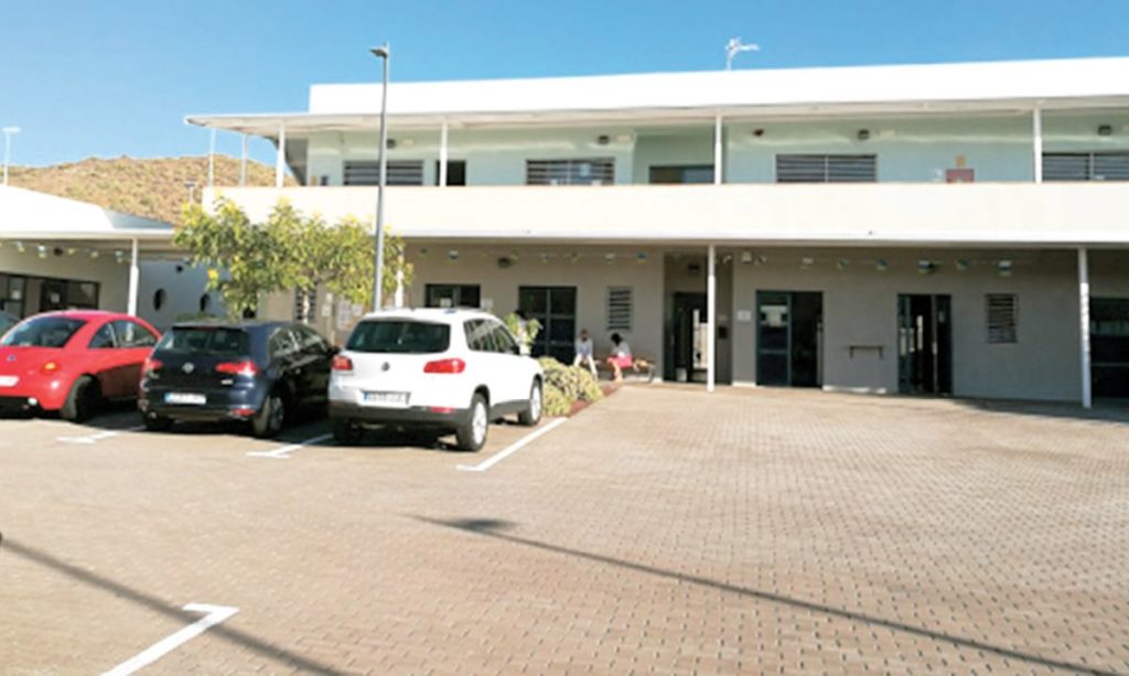 Una niña de 11 años y de familia vulnerable, sin escolarizar en el sur de Tenerife por falta de plazas
