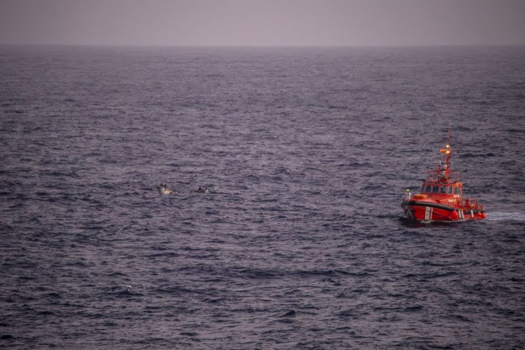 Desembarcan en El Hierro 205 personas que iban en un cayuco, entre ellas 17 menores