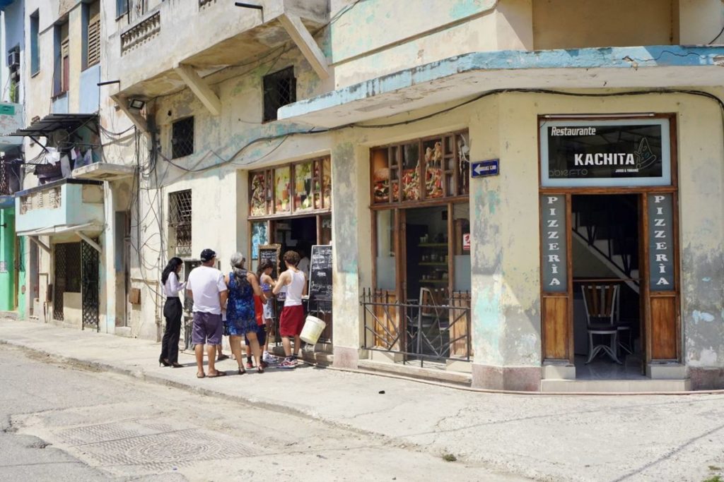 "No podemos enviar ni un contenedor": el Gobierno busca vías para ayudar a los canarios en Cuba ente un 'bloqueo total'