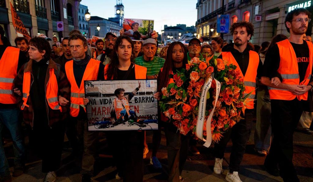 Cientos de personas marchan en homenaje a Maricarmen: "Seguiremos luchando por ti"