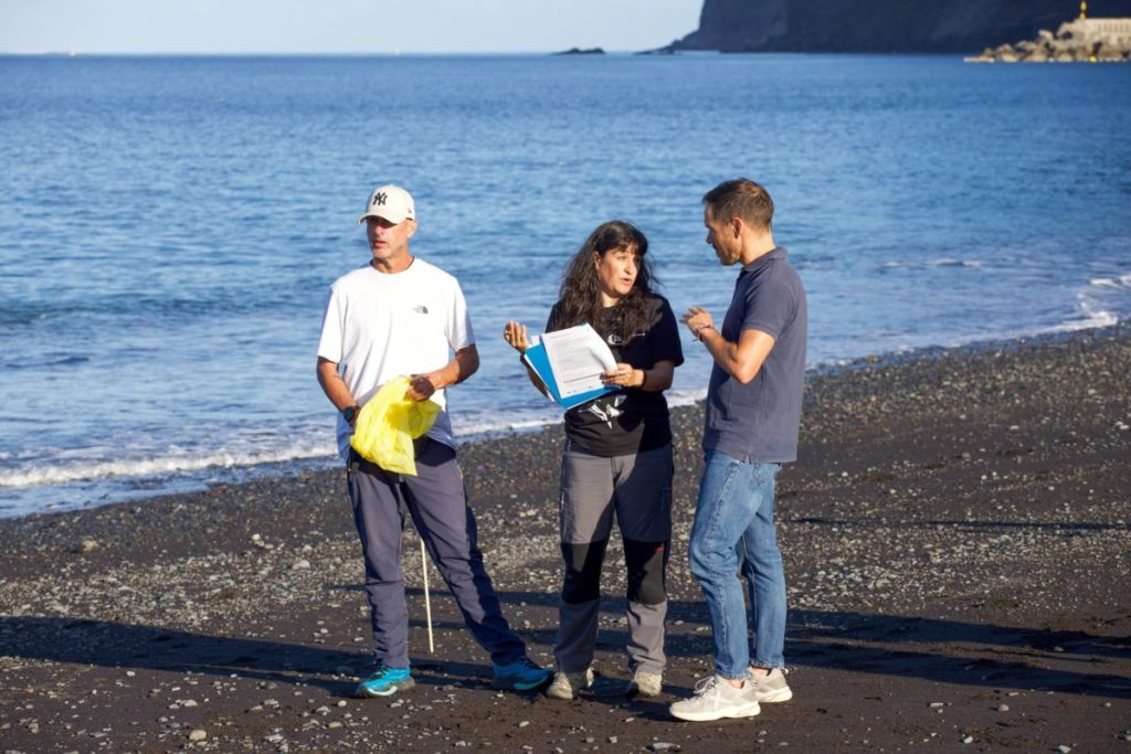 ¿De dónde viene la basura que llega a las costas de Canarias? Investigan su origen en 30 playas