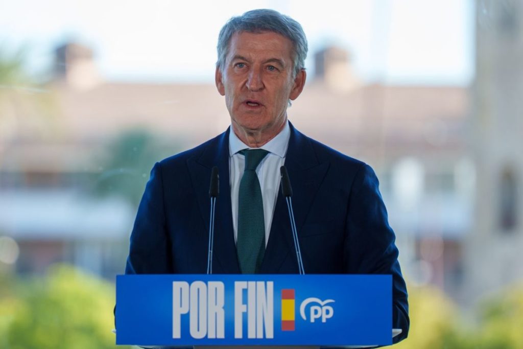 El presidente del PP, Alberto Núñez Feijóo, interviene en el acto público de precampaña sobre vivienda celebrado en Sevilla