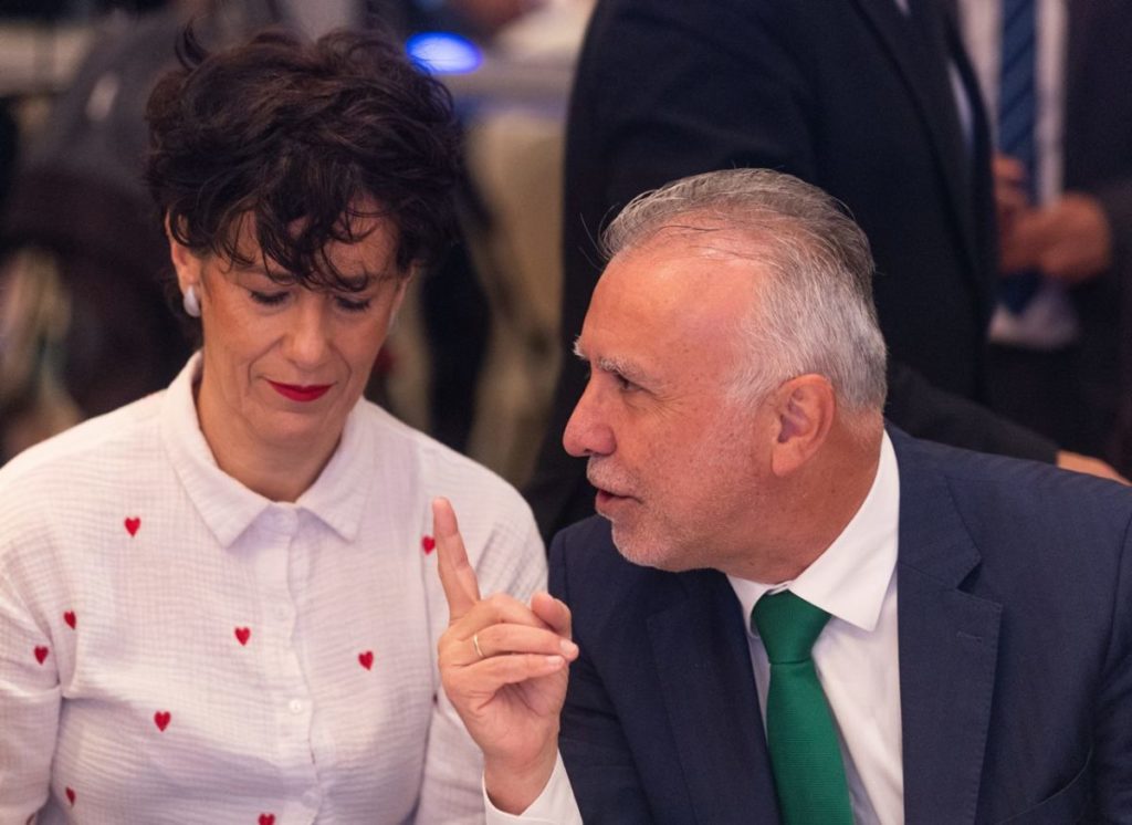 El ministro de Política Territorial y Memoria Democrática, Ángel Víctor Torres, y la ministra de Inclusión, Seguridad Social y Migraciones, Elma Saiz