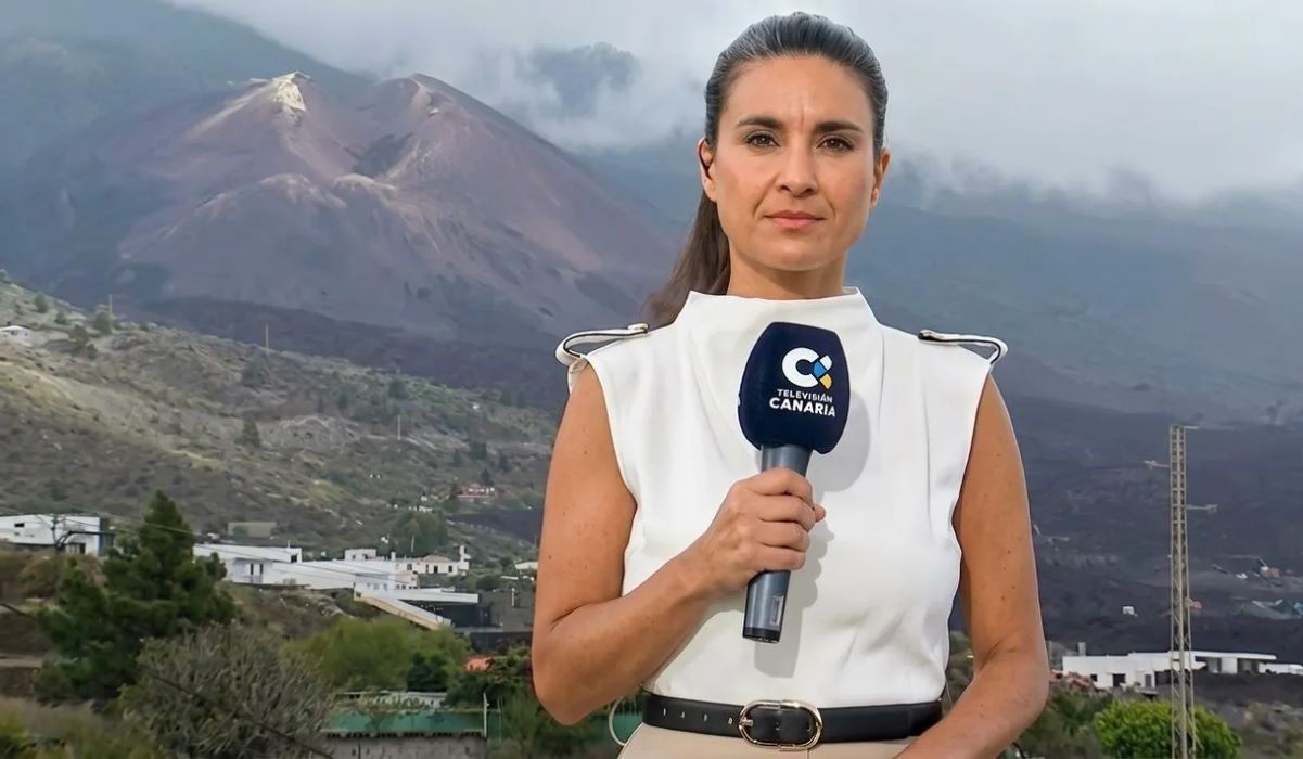 La periodista Fátima Plata durante el especial de los Servicios Informativos desde La Palma con motivo del 5º aniversario de la erupción del volcán Cumbre Vieja el pasado 19 de septiembre. TV Canaria