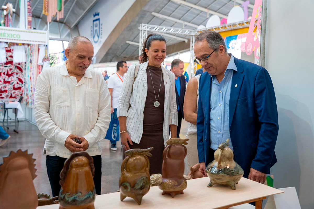 La Feria Tricontinental recibe la visita de José Carlos Mahía, ministro de Educación y Cultura de Uruguay