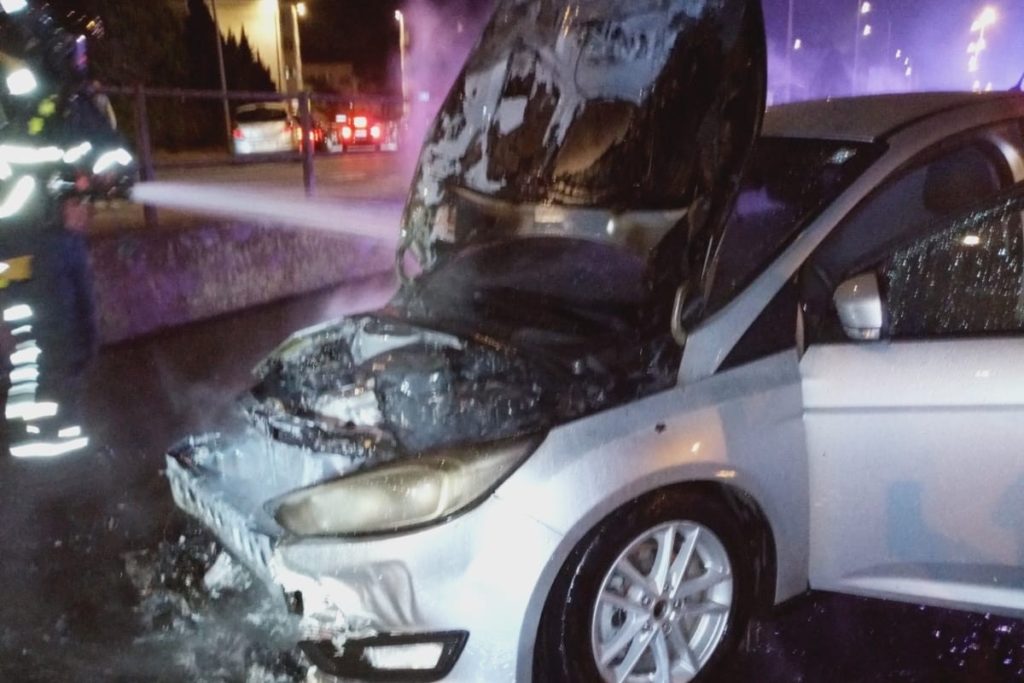 Noche de incendios en La Laguna: arden una vivienda y un coche en circulación