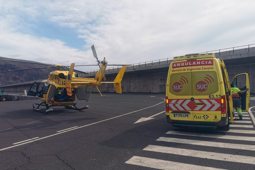 Rescatan en helicóptero a un hombre tras sufrir un golpe de mar en Canarias