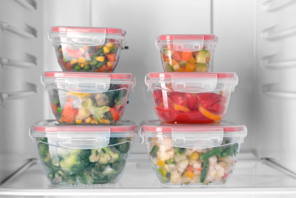 Recipientes de comida en una nevera apilados