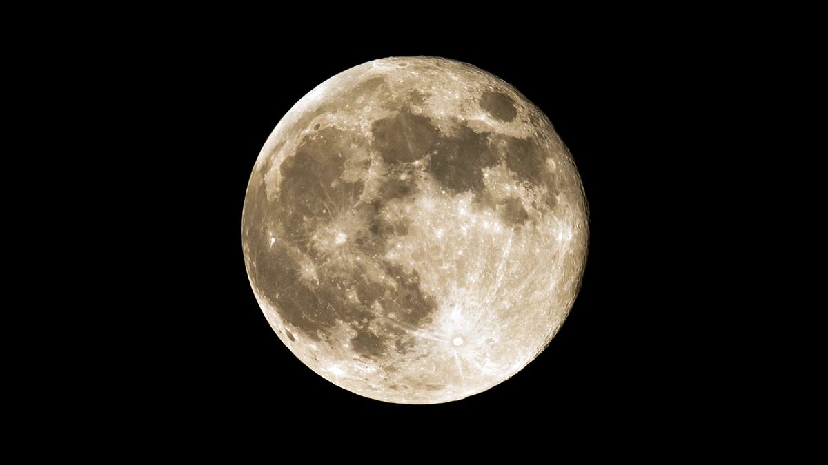 La Luna del Cazador llega hoy a Canarias: a qué hora verla mejor y cómo afectará la calima