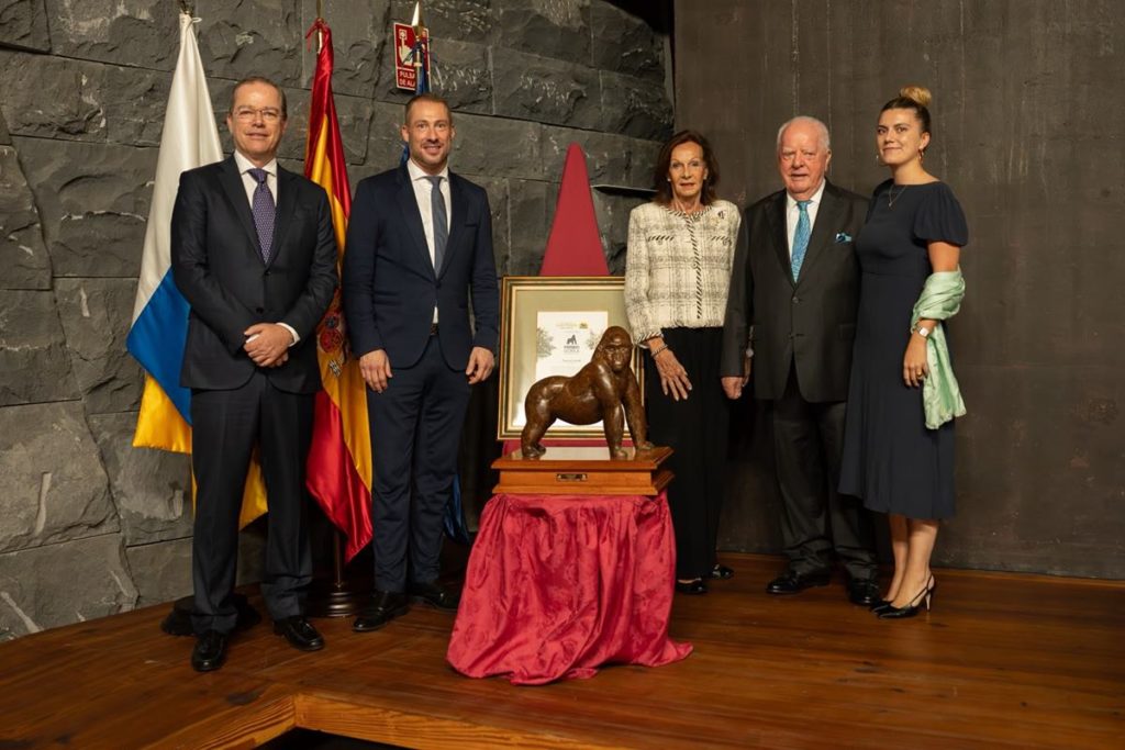 Loro Parque rinde homenaje a Thomas Arndt, el ornitólogo que enseñó al mundo a conocer los loros, con el Premio Gorila