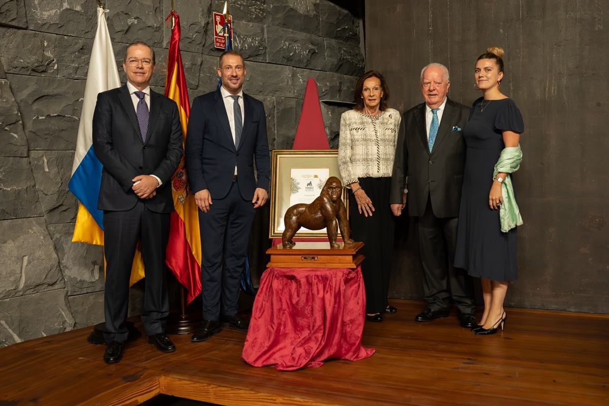 Loro Parque rinde homenaje a Thomas Arndt, el ornitólogo que enseñó al mundo a conocer los loros, con el Premio Gorila