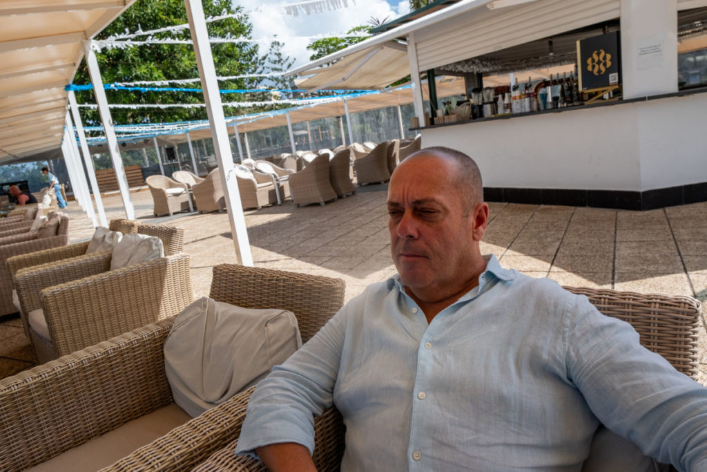 Pedro Cuadrado lleva cuatro años gestionando el quiosco-chill out de playa Jardín, que ha sufrido importantes pérdidas debido a los cierres de esta zona de baño. Fran Pallero