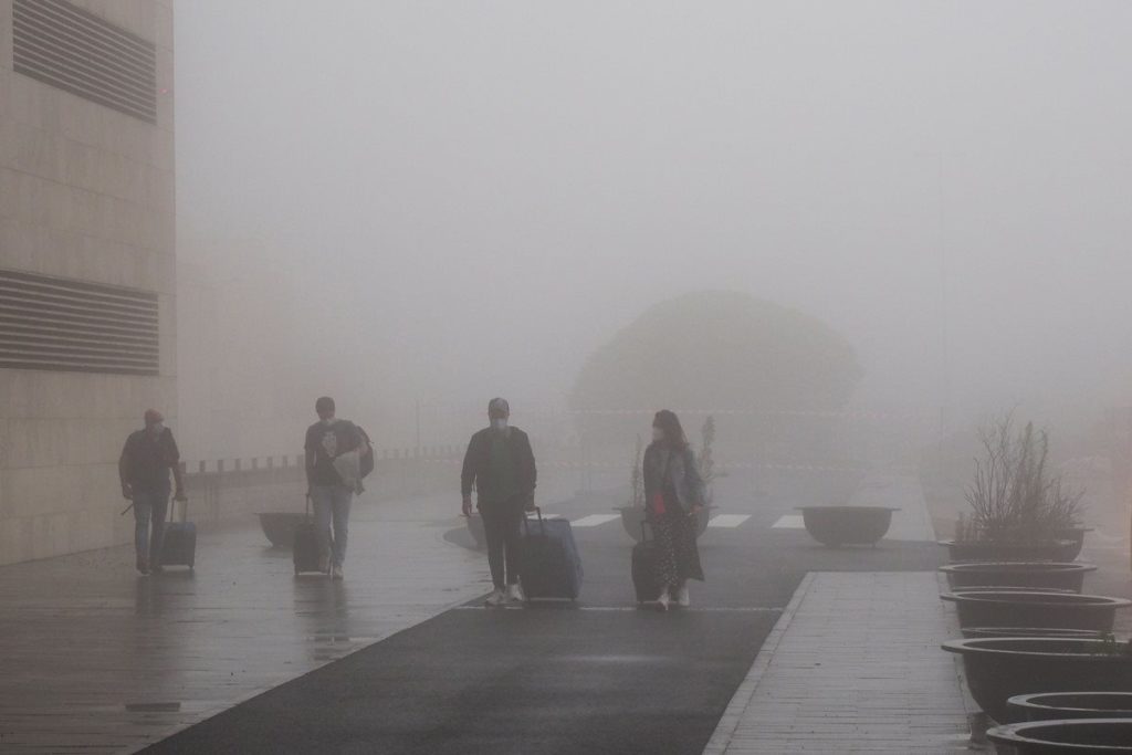 Desvíos en el aeropuerto Tenerife Norte debido a la espesa niebla