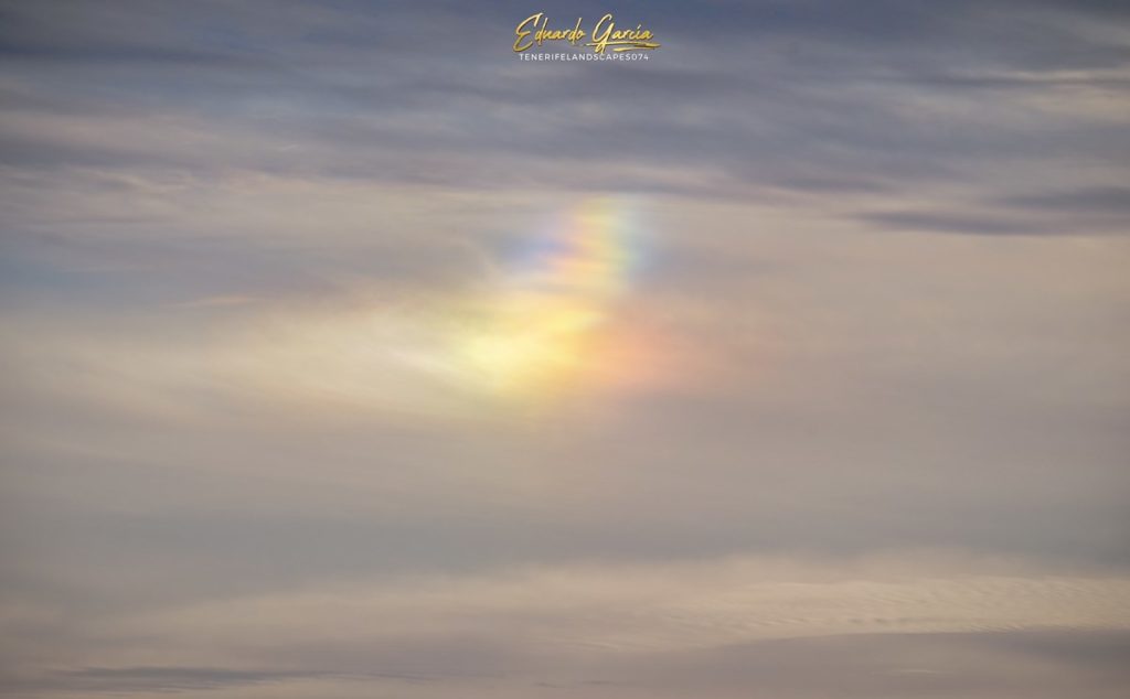 El curioso fenómeno que tiñe de colores el cielo de Canarias: qué son las nubes iridiscentes