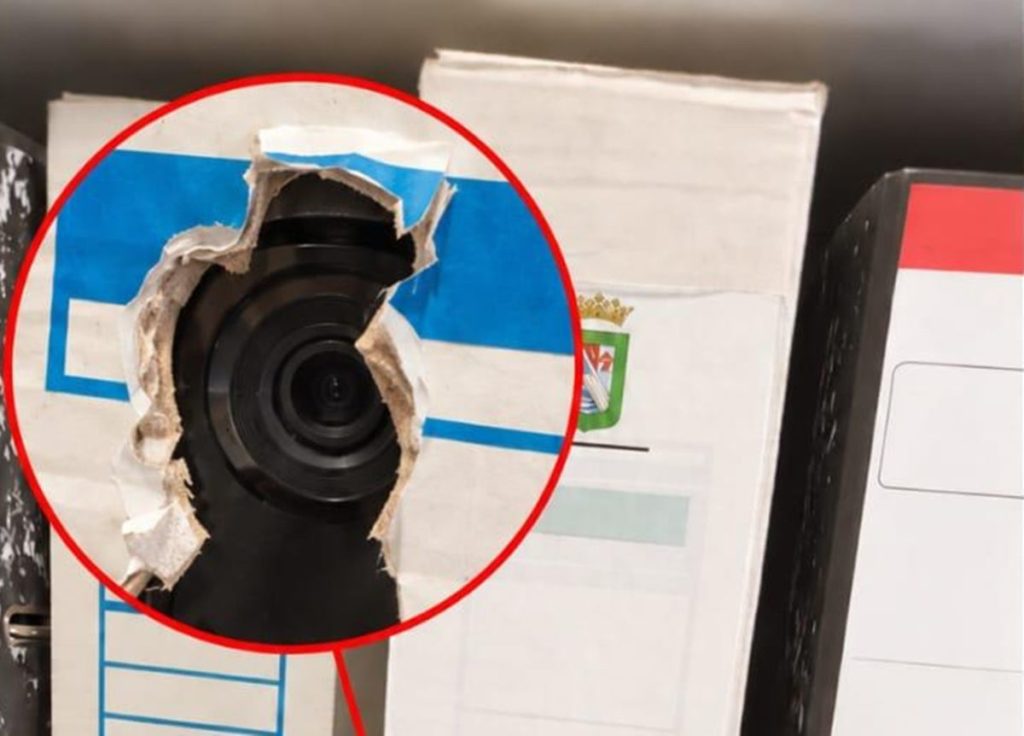 Una cámara dentro de un archivador vigila el área de Contratación de Güímar