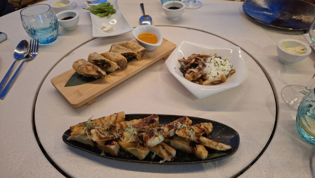 Cielo: cocina oriental, cócteles y vino en la playa de Troya