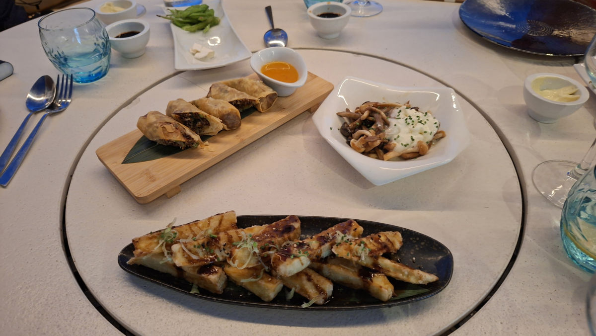 Cielo: cocina oriental, cócteles y vino en la playa de Troya