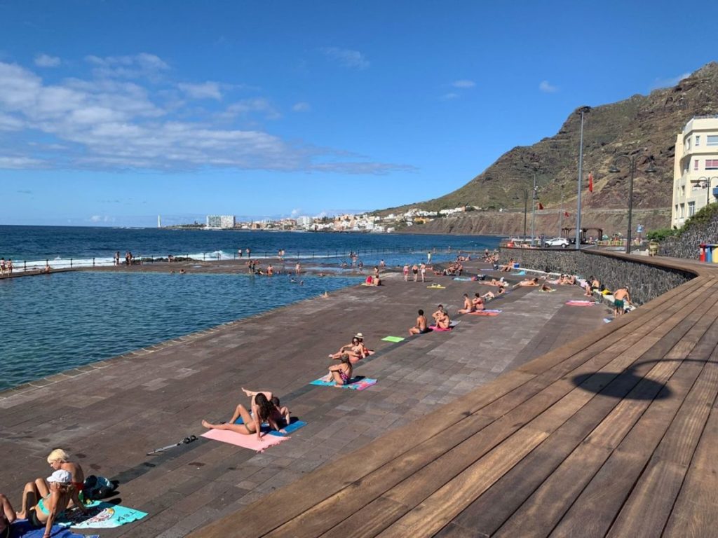 La Laguna prohíbe fumar en las playas y piscinas públicas