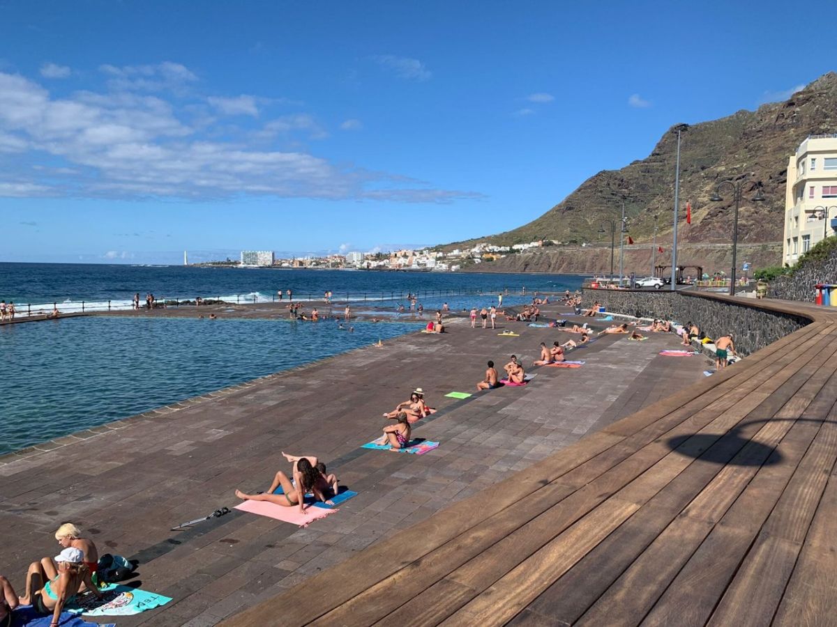 La Laguna prohíbe fumar en las playas y piscinas públicas