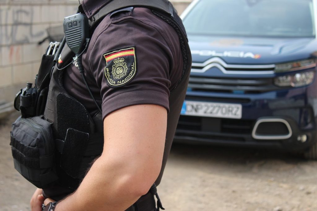 Asaltan a un joven en una parada de Santa Cruz y lo obligan a ir a un cajero: la Policía Nacional los ha pillado