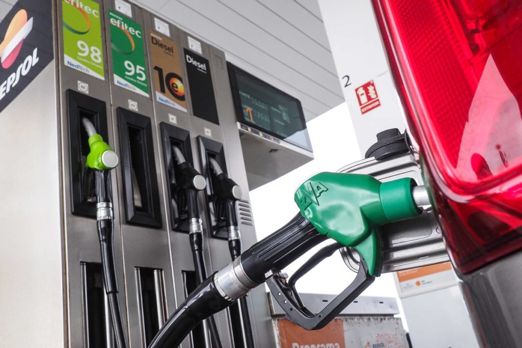 El combustible arruina a familias y empresas: 100 euros por tanque