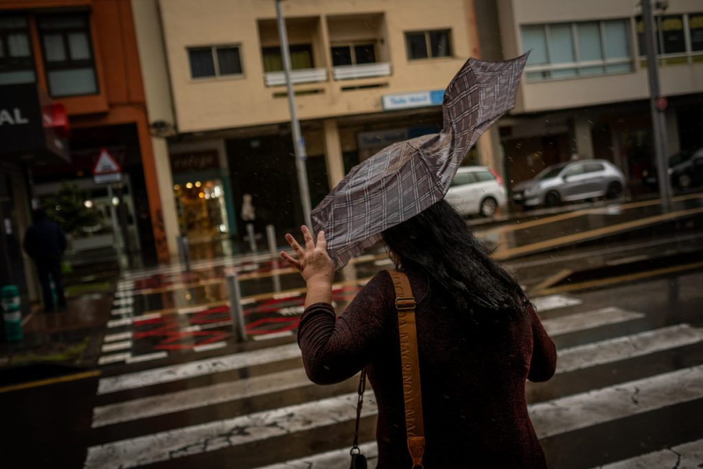 La Aemet señala las zonas de Canarias donde lloverá con más fuerza y en qué horas: avisos naranjas y tormentas
