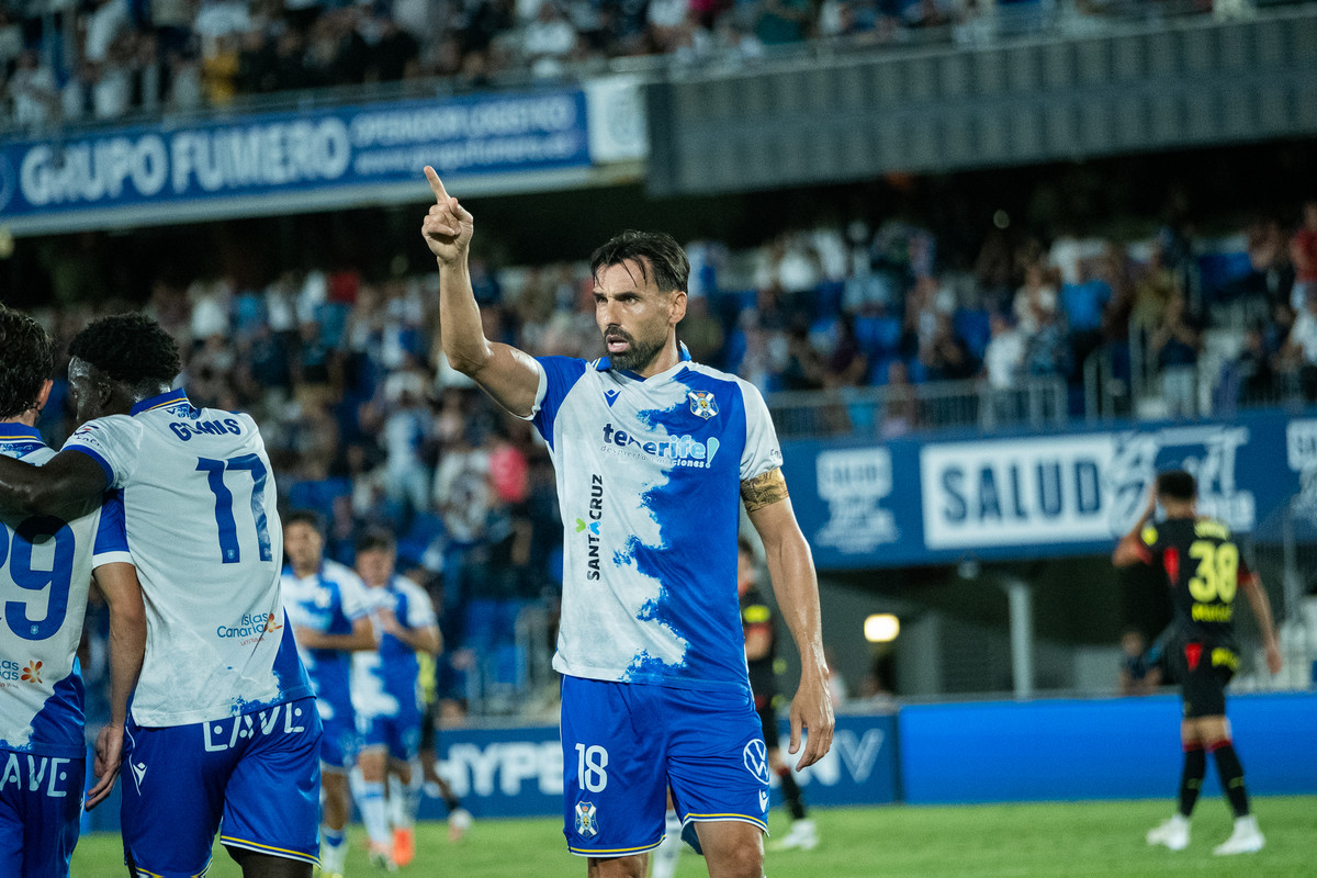El CD Tenerife busca en Badajoz un impulso también para la Liga