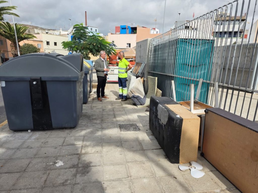 La Laguna instalará cámaras y megáfonos junto a los contenedores para frenar los vertidos ilegales