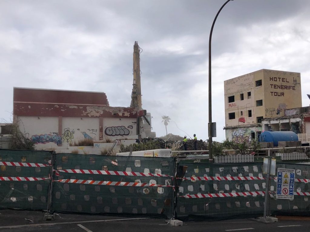 Las máquinas tiran abajo la vieja recepción del Tenerife Tour