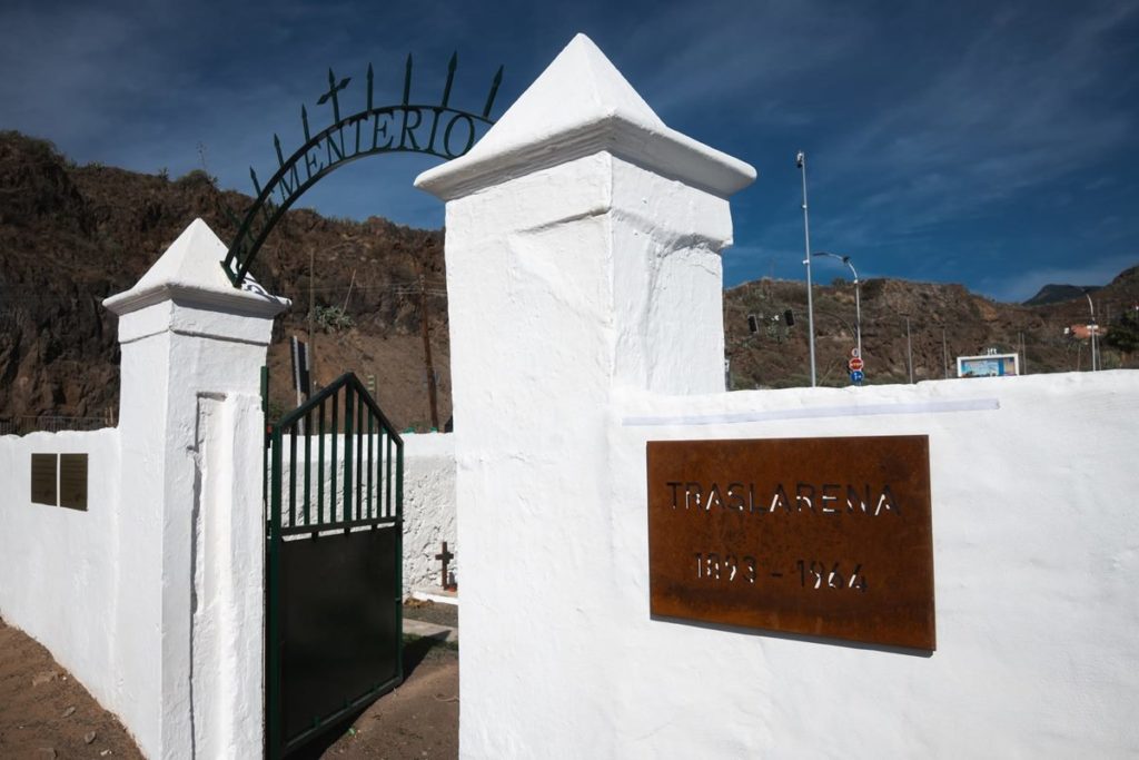 El cementerio de Traslarena recupera, 40 años después, la misa en honor a los difuntos
