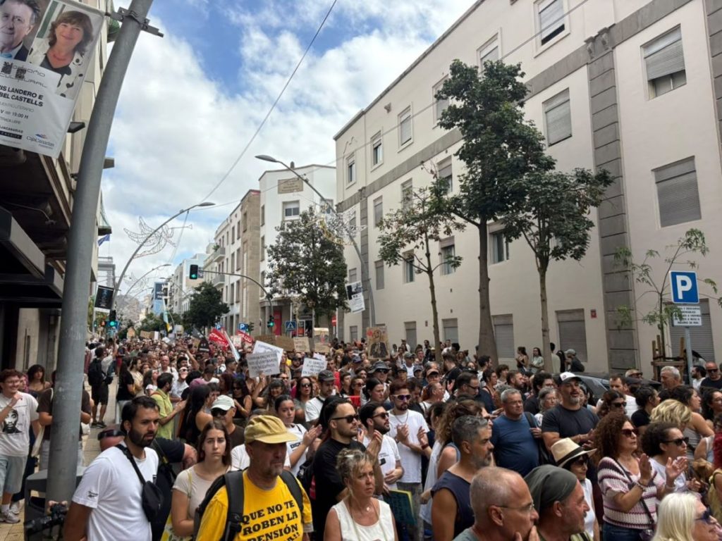 Manifestación por la vivienda en Tenerife. | DA