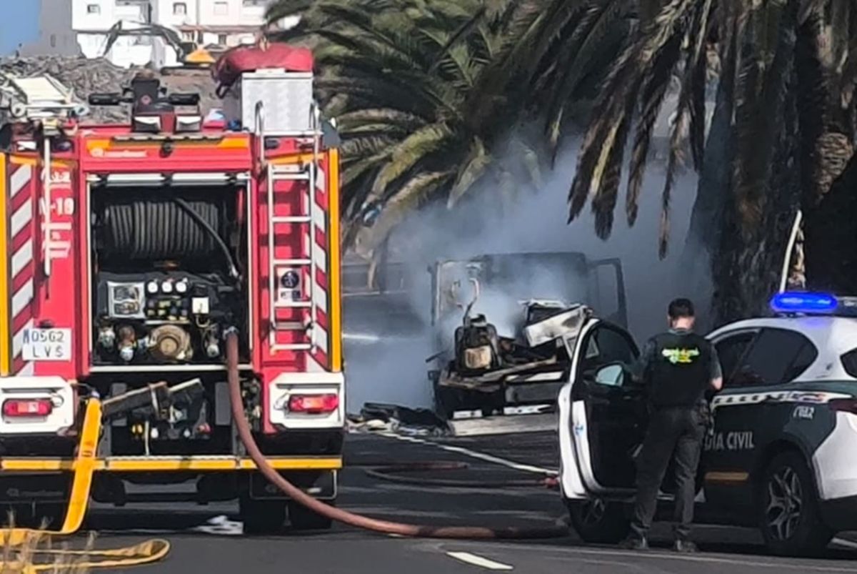 Una explosión en un camión de mercancías en moviliza a los servicios de emergencia en el sur de Tenerife