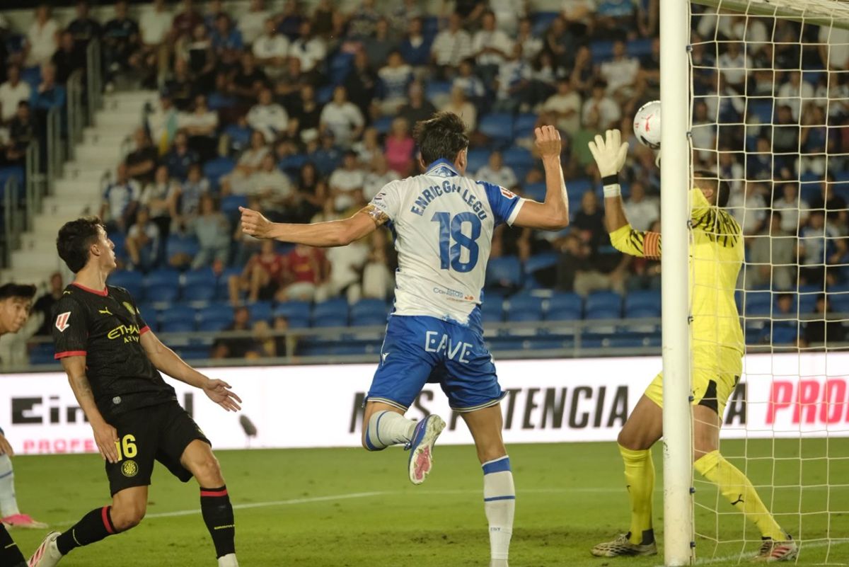 Enric Gallego marca para el CD Tenerife ante el Girona